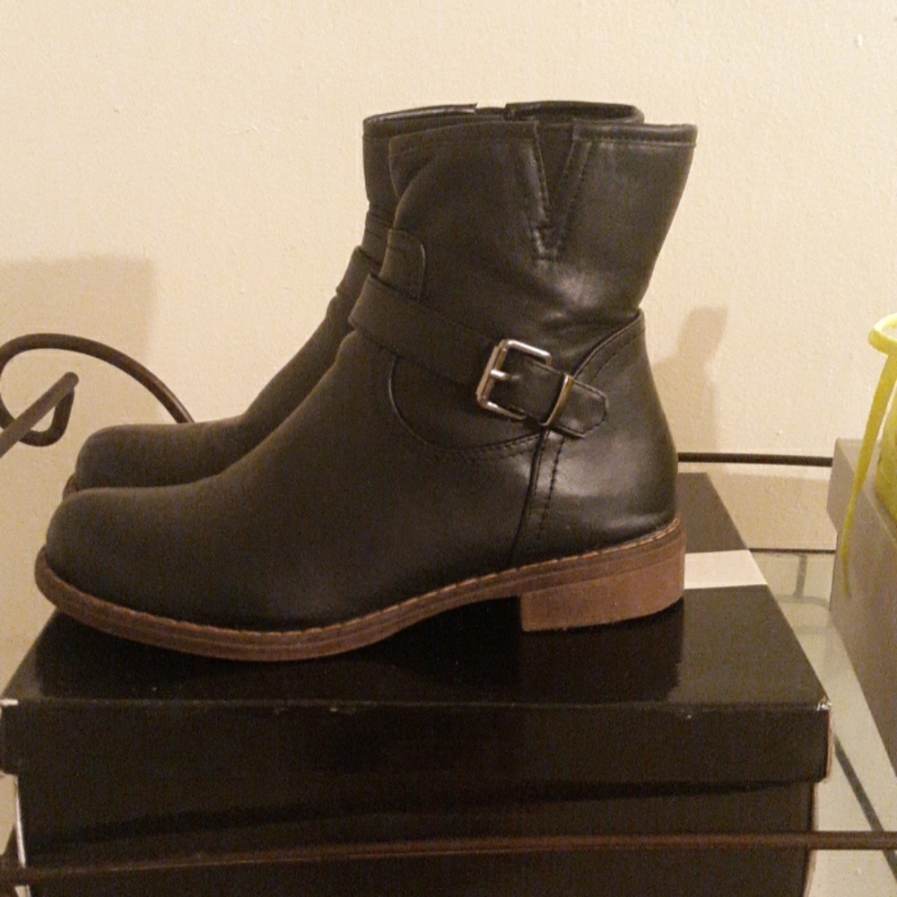 Shoes - Picture 2 of 4